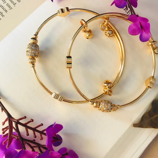 Elegant Gold-Plated Stainless Steel Bangle Bracelet with Crystal Bead Charm